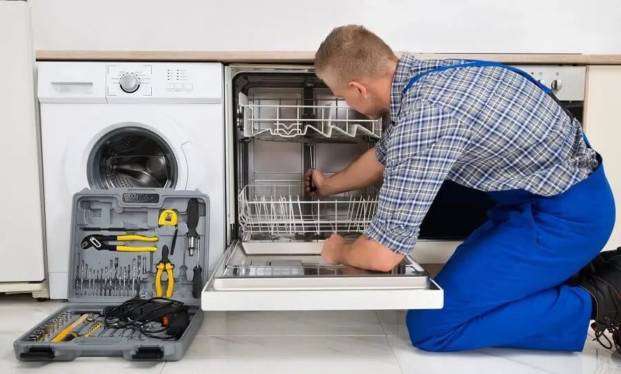 Kaynaşlı Vaillant servisi teknisyen ekibi beyaz eşya tamiri yaparken